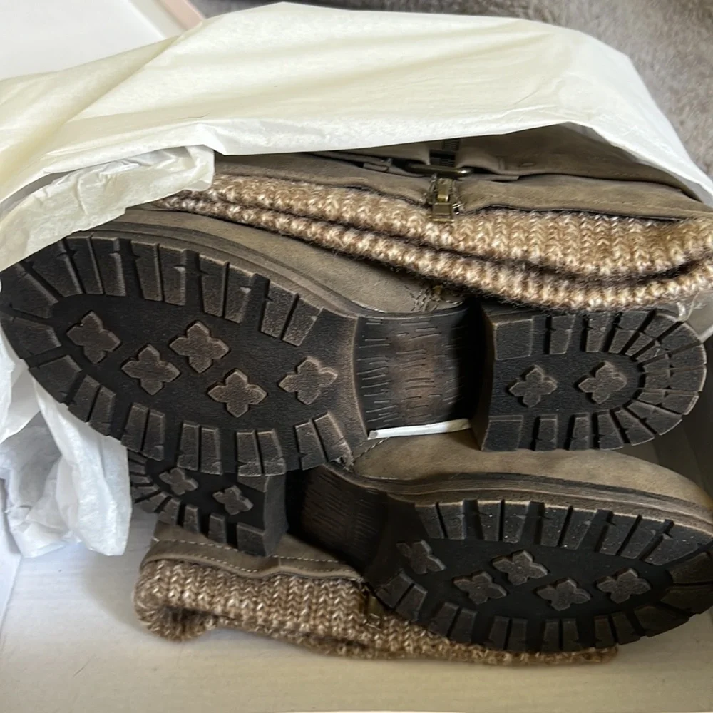 Just Fab flat boots julianna in taupe NIB